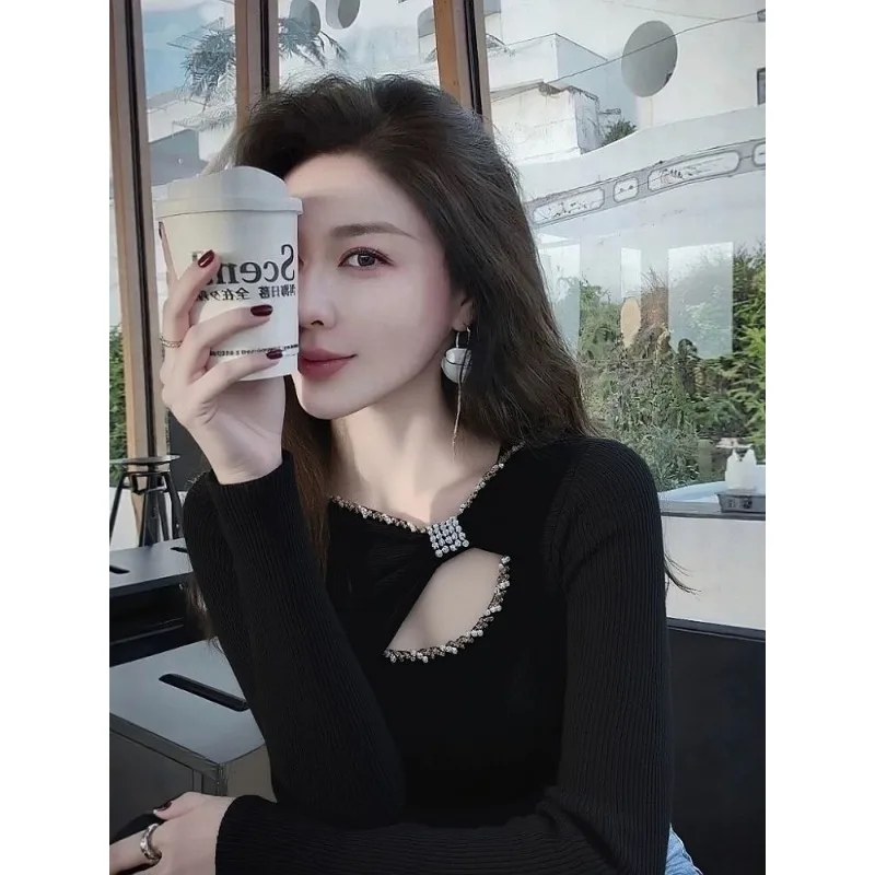 Autumn and Winter French High-end Hollow Off-shoulder Knitted Bottoming Shirt for Women with Slim Solid Color Versatile Top
Autumn and Winter French High-end Hollow Off-shoulder Knitted Bottoming Shirt for Women with Slim Solid Color Versatile Top