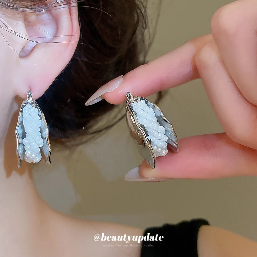 Light Luxury Silver Texture Metal Pearl Ear Buckle Exaggerated Personality Fashion Hoop Earrings Elegant Women Jewelry
Light Luxury Silver Texture Metal Pearl Ear Buckle Exaggerated Personality Fashion Hoop Earrings Elegant Women Jewelry