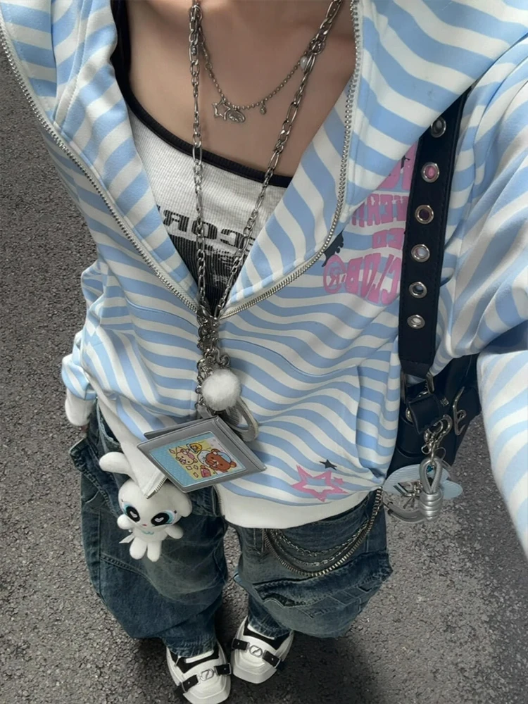 Американская полосатая облегающая толстовка с капюшоном Y2K, женская осенне-зимняя милая крутая одежда для похудения, открытый кардиган на молнии, пальто
Американская полосатая облегающая толстовка с капюшоном Y2K, женская осенне-зимняя милая крутая одежда для похудения, открытый кардиган на молнии, пальто