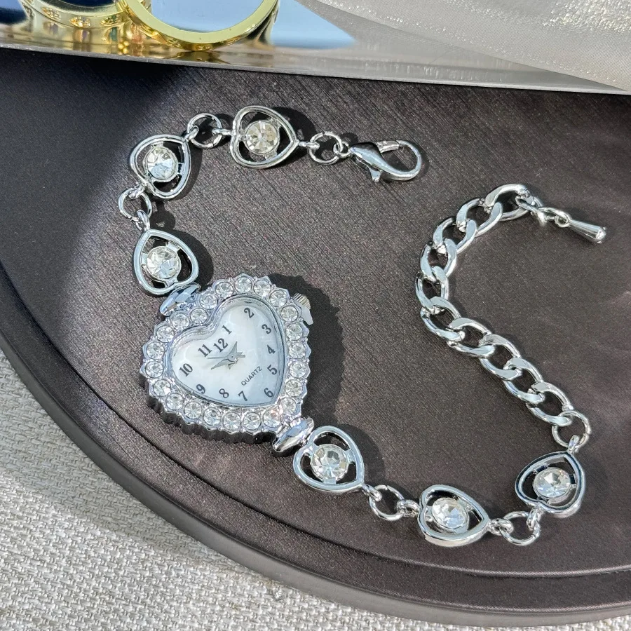 Ladies' Watch Brand Fashion Love Diamond Set Bracelet Watch Girls' Clock Reloj V164
Ladies' Watch Brand Fashion Love Diamond Set Bracelet Watch Girls' Clock Reloj V164