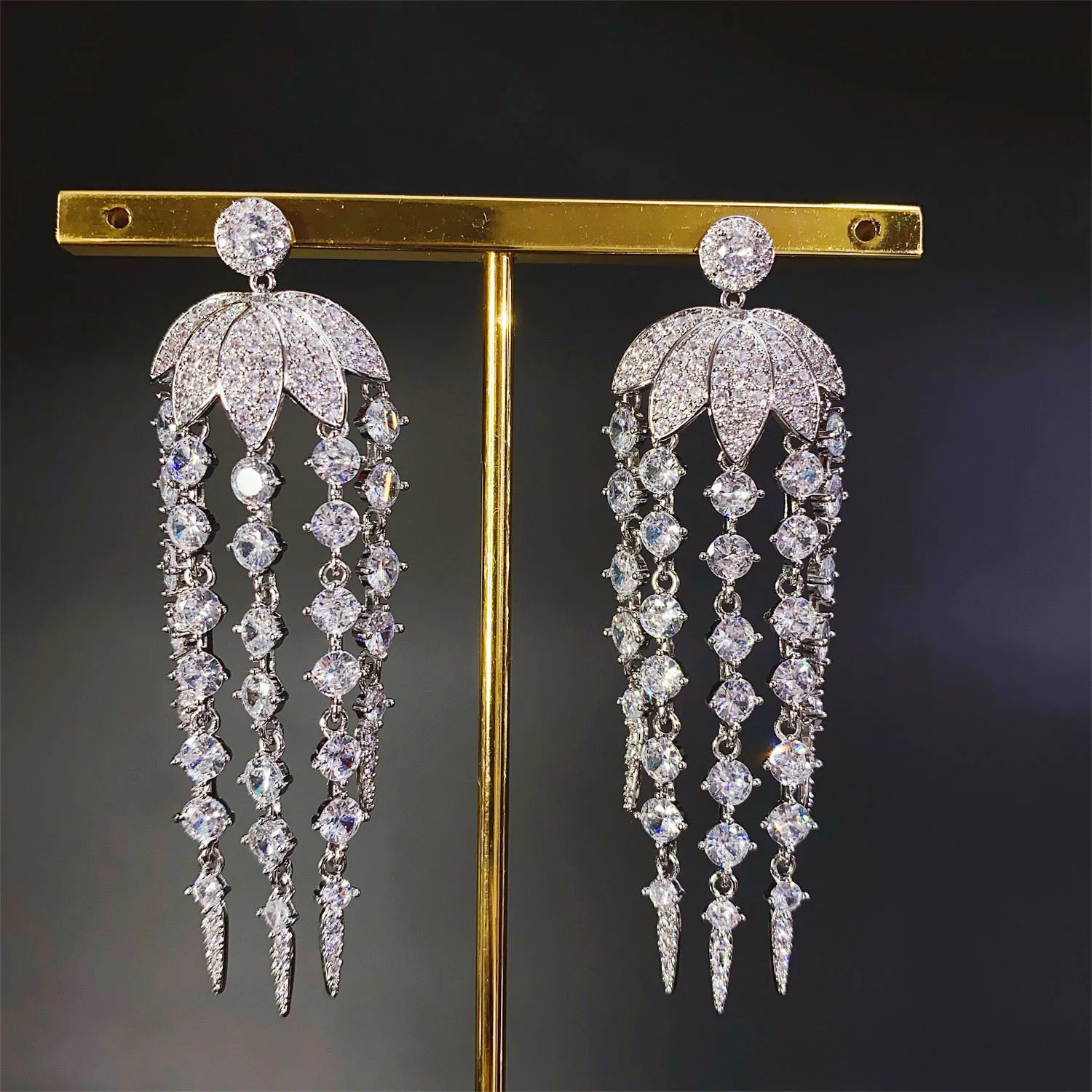 long flower earrings shiny zirconia silver color luxury jewelry wedding bride earrings long tassel pendant dinner party jewelry
long flower earrings shiny zirconia silver color luxury jewelry wedding bride earrings long tassel pendant dinner party jewelry