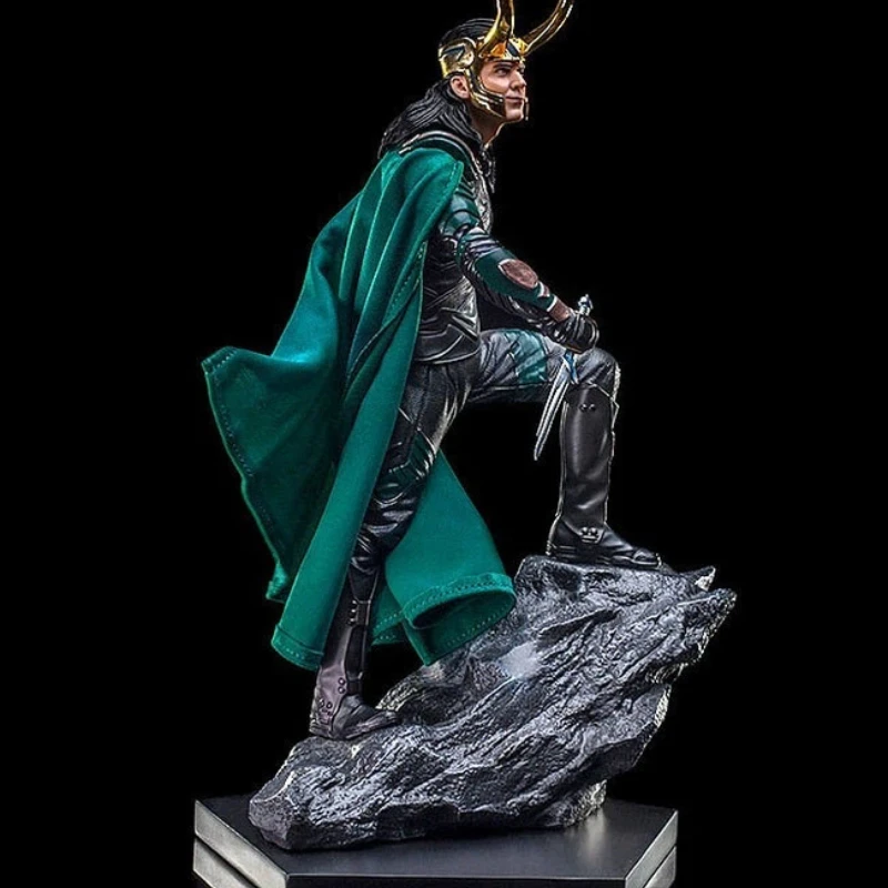Статуя Локи Marvel в масштабе 1/10, фигурка из сцены битвы Тора: Рагнарок, украшение для рабочего стола для фанатов и коллекционеров фильмов Marvel
Статуя Локи Marvel в масштабе 1/10, фигурка из сцены битвы Тора: Рагнарок, украшение для рабочего стола для фанатов и коллекционеров фильмов Marvel