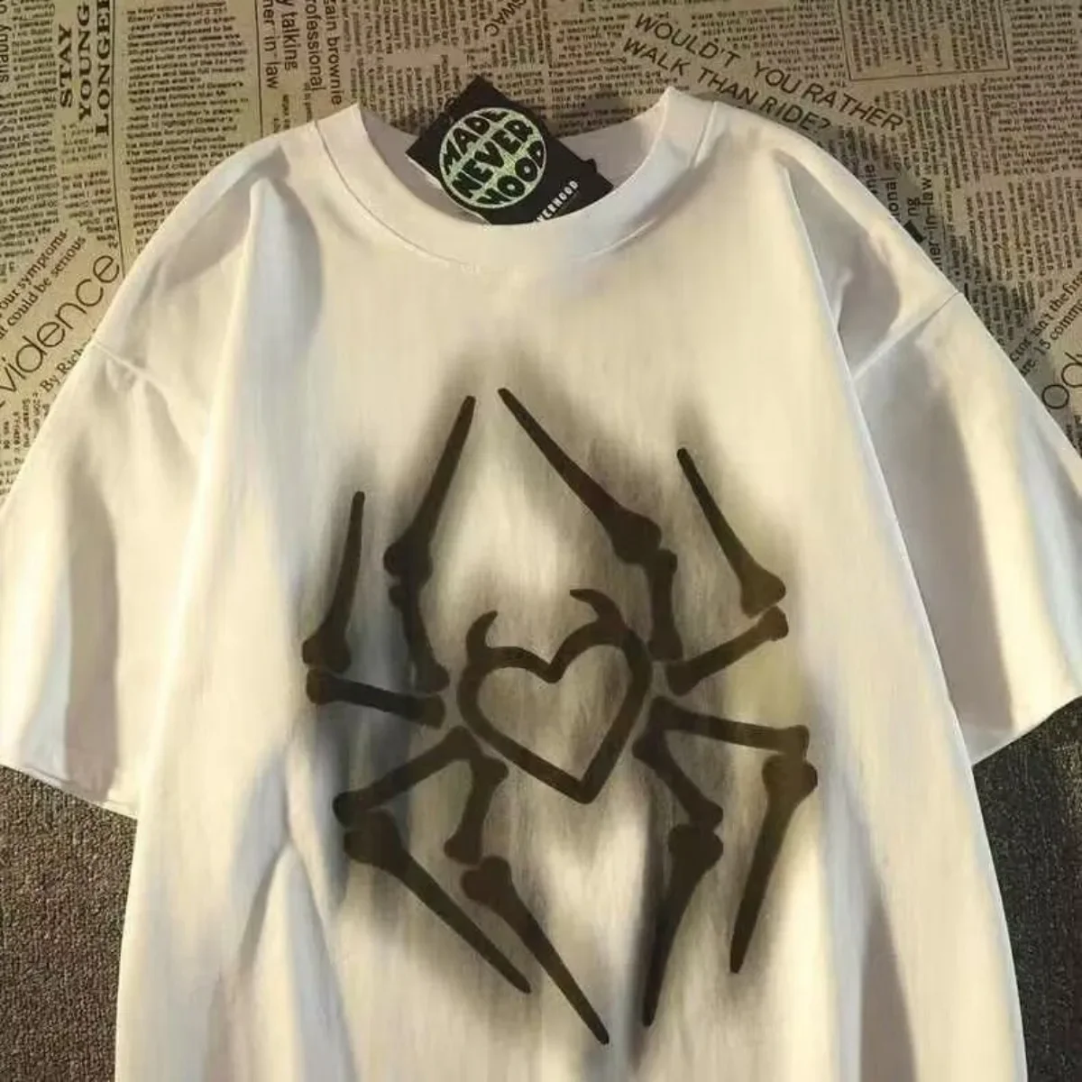 American Vintage Love Bone Spider Print Short Sleeve T-shirt Men and Women INS Summer Loose Couple Half Sleeve Top Y2k Clothing
American Vintage Love Bone Spider Print Short Sleeve T-shirt Men and Women INS Summer Loose Couple Half Sleeve Top Y2k Clothing