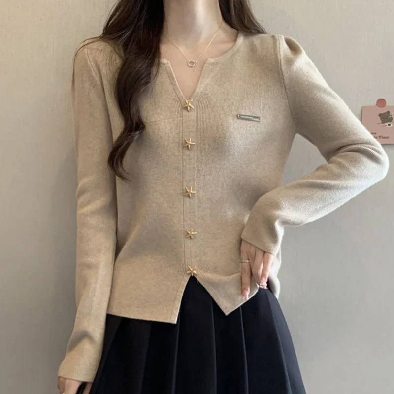Autumn Winter V-neck Oversized Star Buttons Pullover Jumpers Ladies Casual Fashion All-match Knitting Top Women Vintage Sweater
Autumn Winter V-neck Oversized Star Buttons Pullover Jumpers Ladies Casual Fashion All-match Knitting Top Women Vintage Sweater