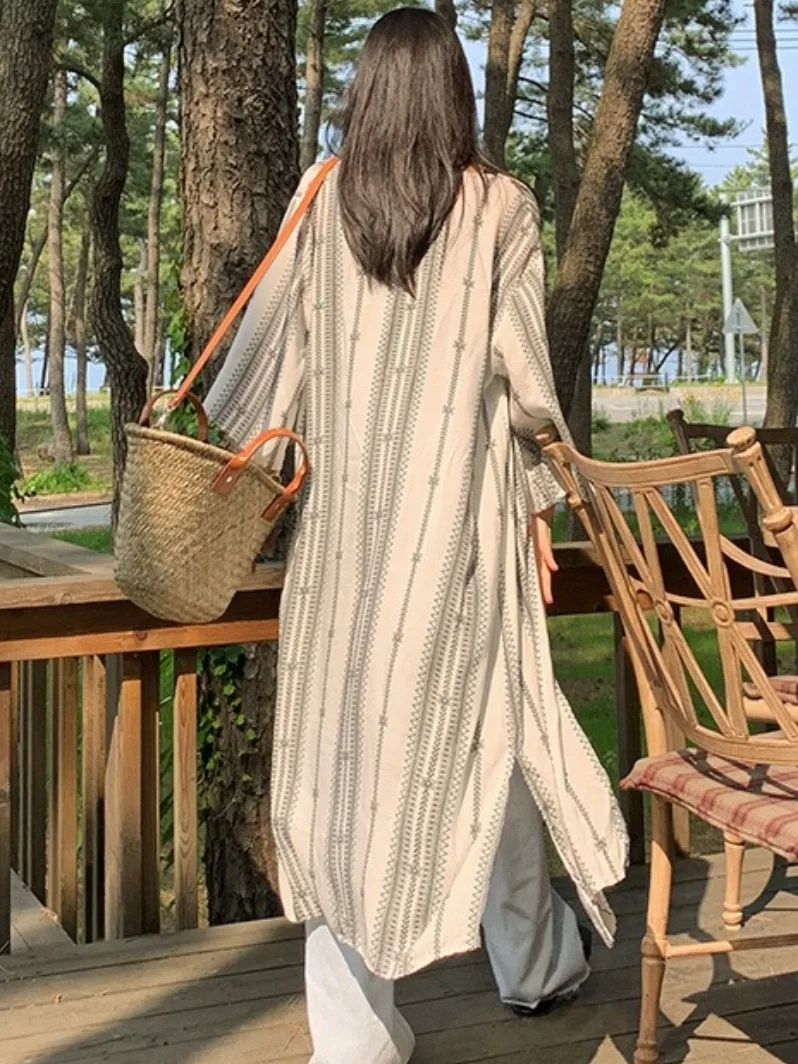 Retro Lazy Ethnic Print Batwing Sleeve Shirt Women's Korean Design Slit Loose Sun Protection Robe Trendy Seven Sleeve Shirt
Retro Lazy Ethnic Print Batwing Sleeve Shirt Women's Korean Design Slit Loose Sun Protection Robe Trendy Seven Sleeve Shirt