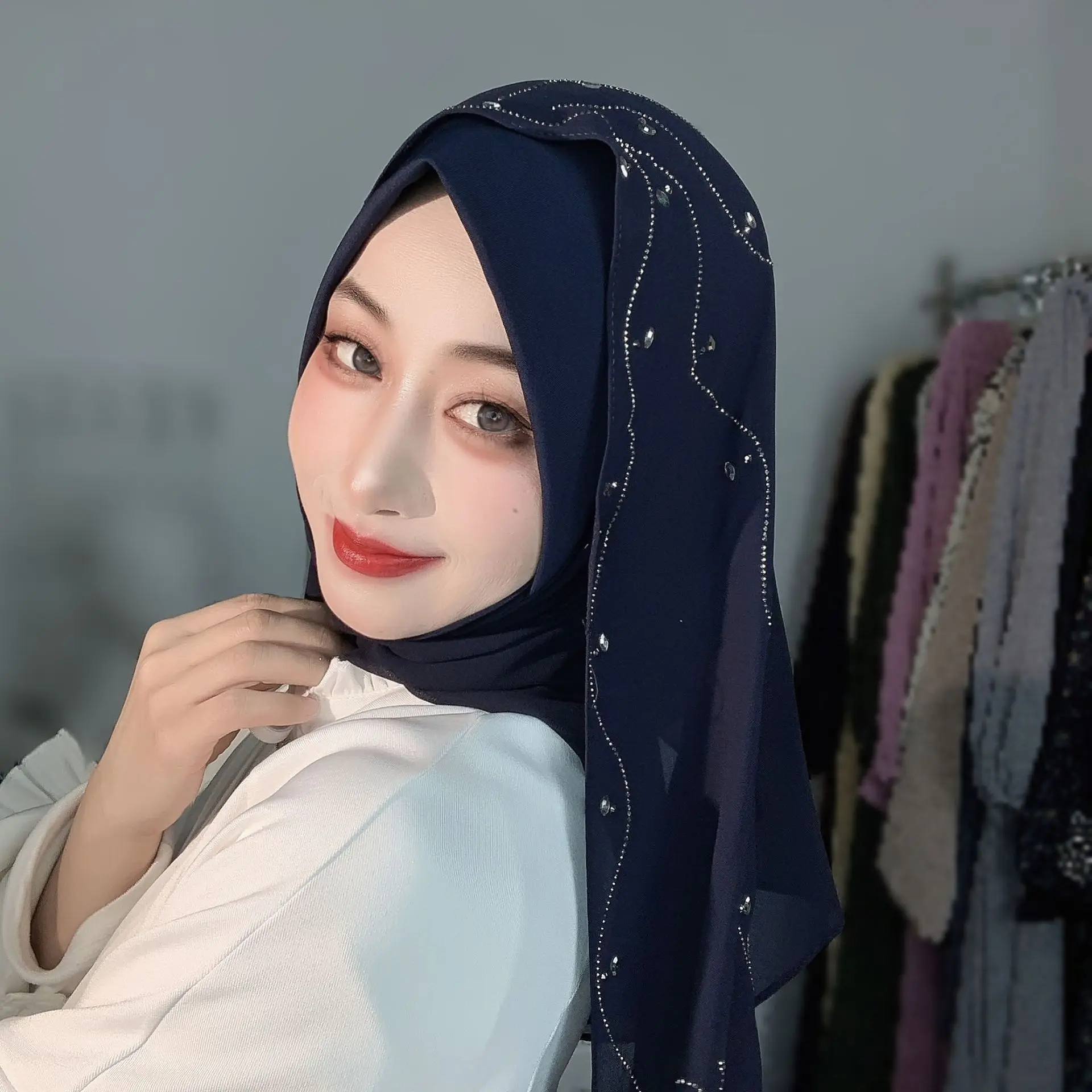 Fashion Muslim Instant Hijab with Shiny Rhinestone Soft Chiffon Turban for Women Solid Color Head Scarf Daily Islamic Headwear
Fashion Muslim Instant Hijab with Shiny Rhinestone Soft Chiffon Turban for Women Solid Color Head Scarf Daily Islamic Headwear