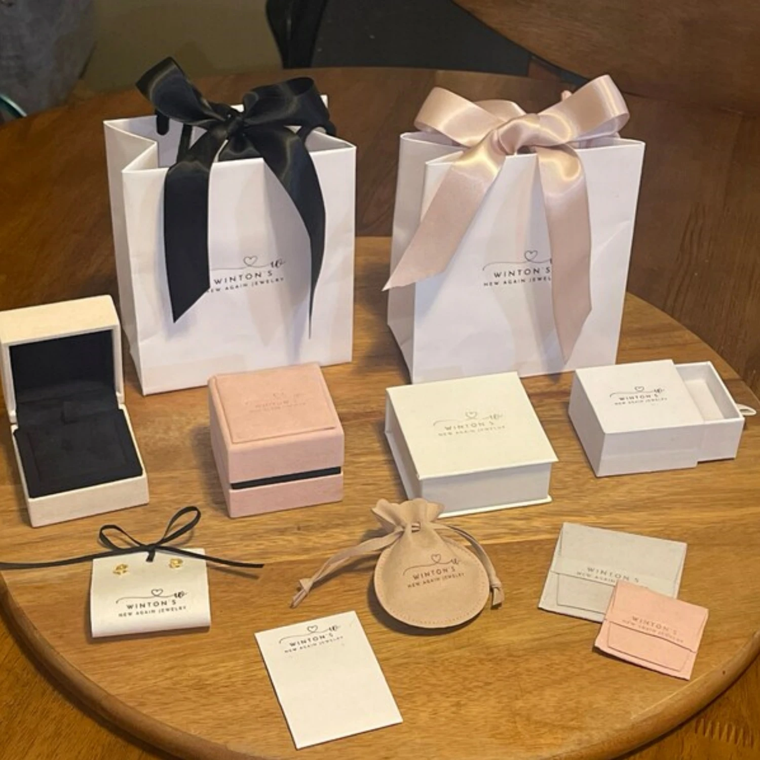 Персонализированная фиолетовая шкатулка для драгоценностей из 20 шт. с мешочком из микрофибры: набор упаковки с логотипом
Персонализированная фиолетовая шкатулка для драгоценностей из 20 шт. с мешочком из микрофибры: набор упаковки с логотипом