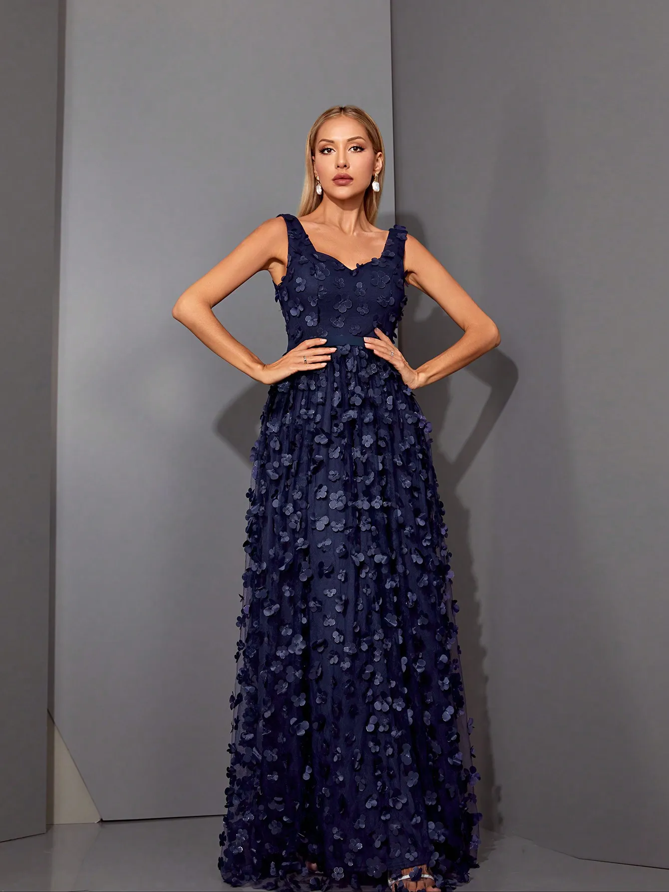 Жилет с V-образным вырезом, металлическая сетчатая ткань, сложенная и сращенная, плетеный ремешок с пайетками, длинное платье с большим подолом
Жилет с V-образным вырезом, металлическая сетчатая ткань, сложенная и сращенная, плетеный ремешок с пайетками, длинное платье с большим подолом