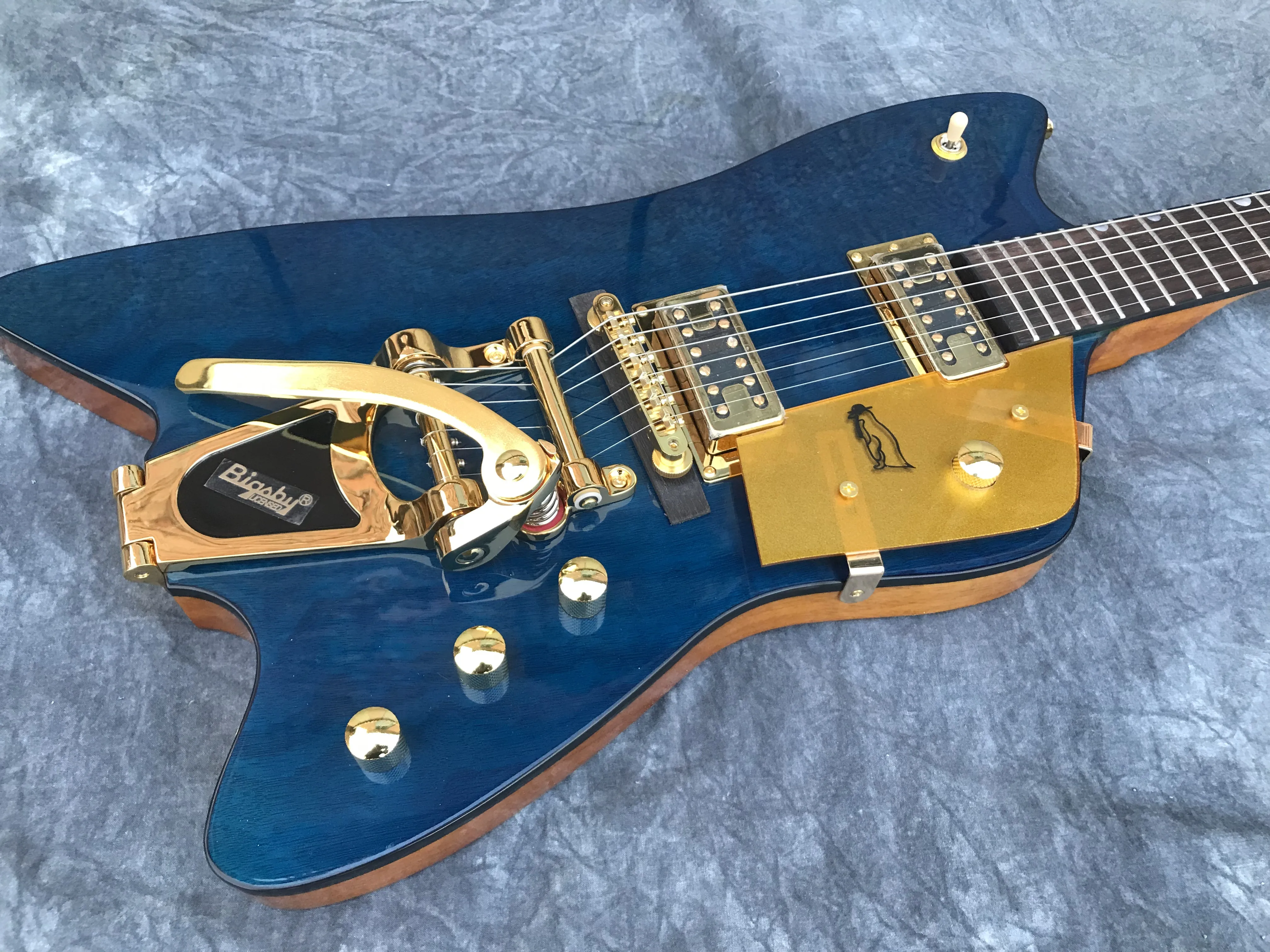 Becoda custom shop Electric guitar High quality GRE tsch guitar gold hardware, tremolo system Blue positive body, customs LOGO
Becoda custom shop Electric guitar High quality GRE tsch guitar gold hardware, tremolo system Blue positive body, customs LOGO