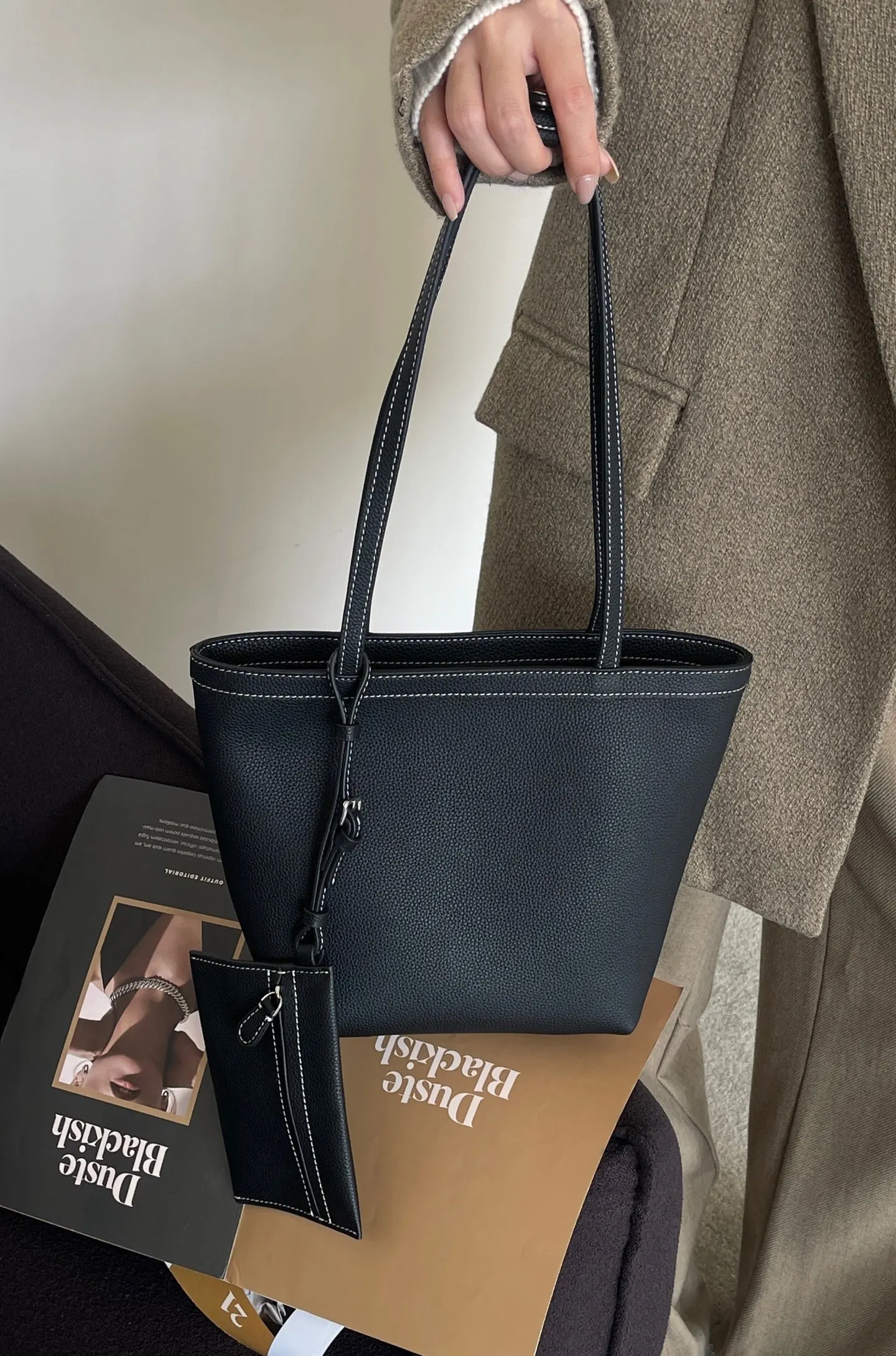 Новая женская сумка-тоут из натуральной кожи, дизайнерская, класса люкс, из воловьей кожи, высокого качества, маленькая, на плечо, подмышку
Новая женская сумка-тоут из натуральной кожи, дизайнерская, класса люкс, из воловьей кожи, высокого качества, маленькая, на плечо, подмышку