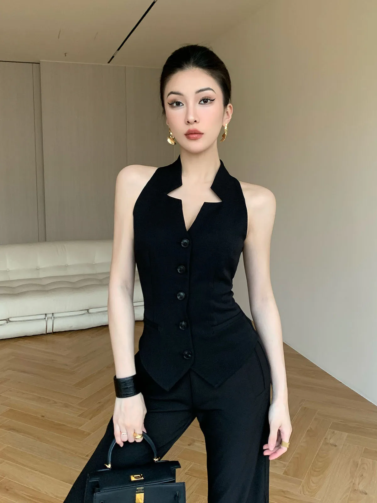 Женский повседневный топ с открытыми плечами, универсальная майка-топ, модный дизайн, летний, стройнящий, с V-образным вырезом, на одной пуговице
Женский повседневный топ с открытыми плечами, универсальная майка-топ, модный дизайн, летний, стройнящий, с V-образным вырезом, на одной пуговице