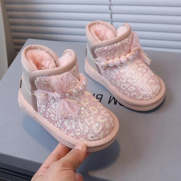 girls snow boots fashion Bling Pearl bow baby girls Princess shoes pink plush designers winter boots kids girl
girls snow boots fashion Bling Pearl bow baby girls Princess shoes pink plush designers winter boots kids girl