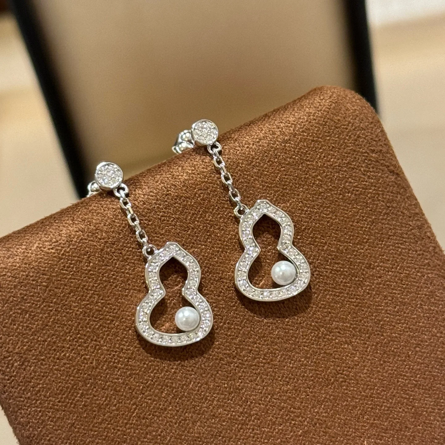 Серьги-капельки из 100% стерлингового серебра 925 пробы с кисточками из циркония и жемчуга в форме тыквы для женщин, изящные ювелирные изделия
Серьги-капельки из 100% стерлингового серебра 925 пробы с кисточками из циркония и жемчуга в форме тыквы для женщин, изящные ювелирные изделия