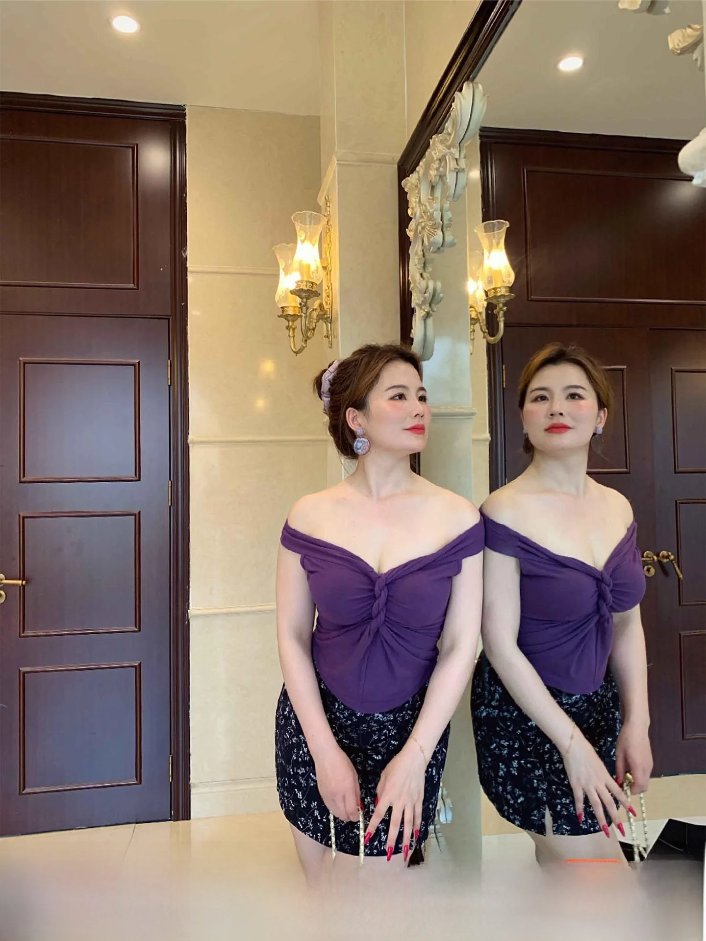 Новая летняя женская футболка большого размера с одним открытым плечом и узлом, фиолетовая, модная, в корейском стиле, приталенная, топ
Новая летняя женская футболка большого размера с одним открытым плечом и узлом, фиолетовая, модная, в корейском стиле, приталенная, топ