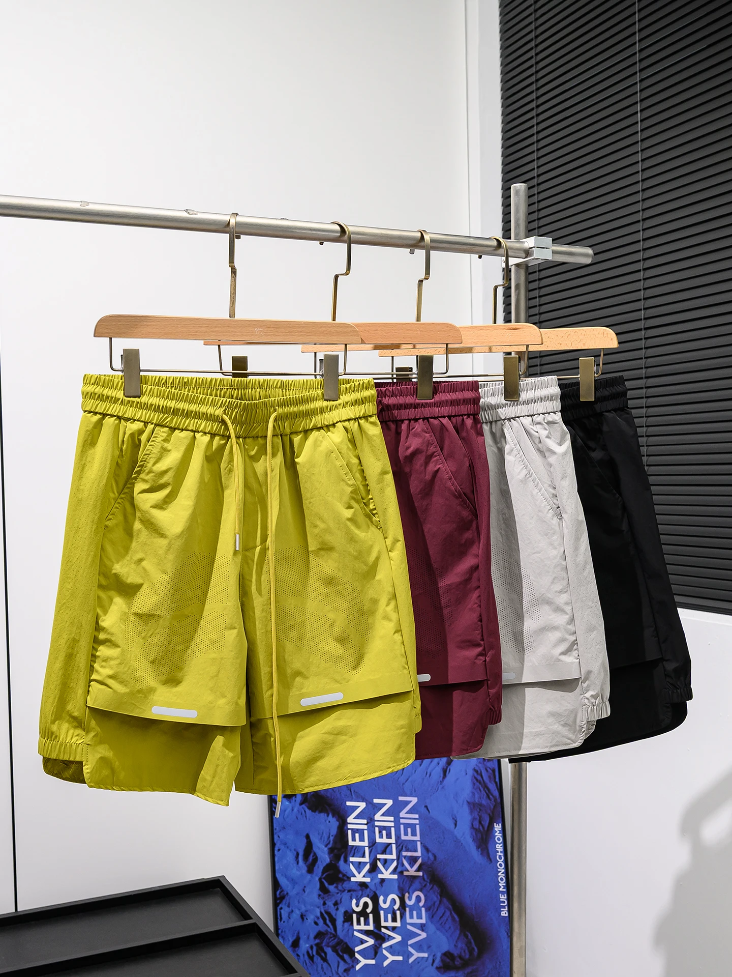 Men's Summer Lightweight Comfortable Breathable Mesh Reflective Strip Design Loose Fit Casual Straight Leg Short Pants
Men's Summer Lightweight Comfortable Breathable Mesh Reflective Strip Design Loose Fit Casual Straight Leg Short Pants