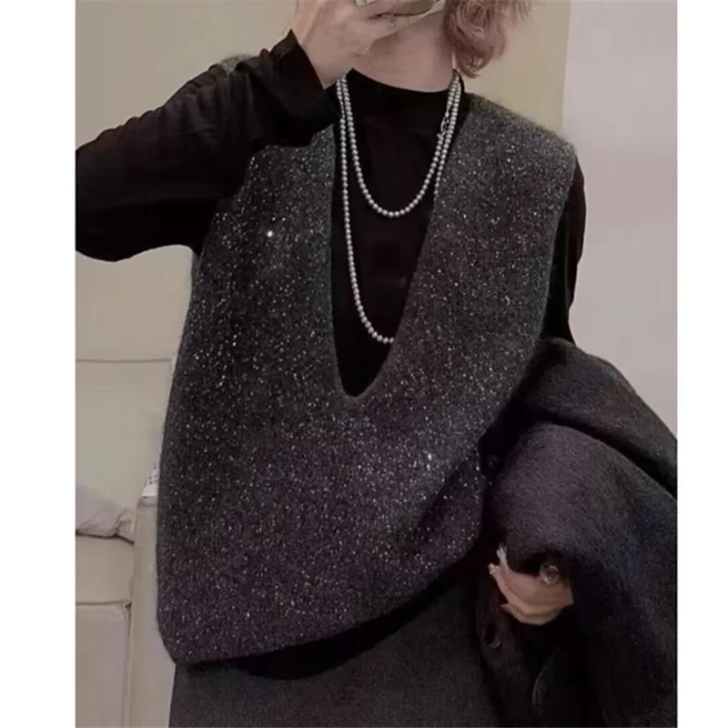 Женская модная блестящая безрукавка с V-образным вырезом, весна 2025, новая теплая вязаная жилетка в стиле «тяжелая индустрия»
Женская модная блестящая безрукавка с V-образным вырезом, весна 2025, новая теплая вязаная жилетка в стиле «тяжелая индустрия»