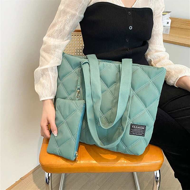New Fashion Large Tote Padded Handbags Autumn Quilted Women Shoulder Bags Luxury PU Down Cotton Thread Crossbody Bag Winter Bag
New Fashion Large Tote Padded Handbags Autumn Quilted Women Shoulder Bags Luxury PU Down Cotton Thread Crossbody Bag Winter Bag