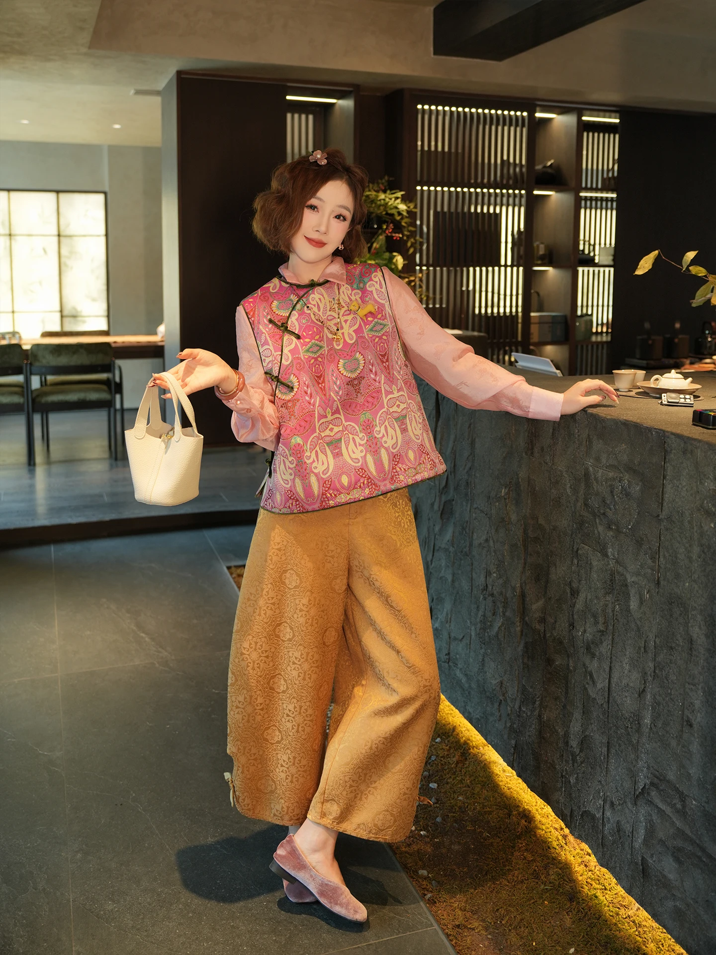 Yolo Women's Silk Blend Vest 2026 Spring Chinese Style Layering Fashionable Craftsmanship Light Weight Short Length
Yolo Women's Silk Blend Vest 2026 Spring Chinese Style Layering Fashionable Craftsmanship Light Weight Short Length