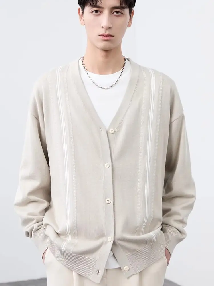 Мужской трикотажный свитер с V-образным вырезом, приталенный, в полоску, с цветовыми блоками, осенне-зимний, модный, повседневный, с длинными рукавами, на молнии, декорированный, улучшенный дизайн, с открытым воротом
Мужской трикотажный свитер с V-образным вырезом, приталенный, в полоску, с цветовыми блоками, осенне-зимний, модный, повседневный, с длинными рукавами, на молнии, декорированный, улучшенный дизайн, с открытым воротом