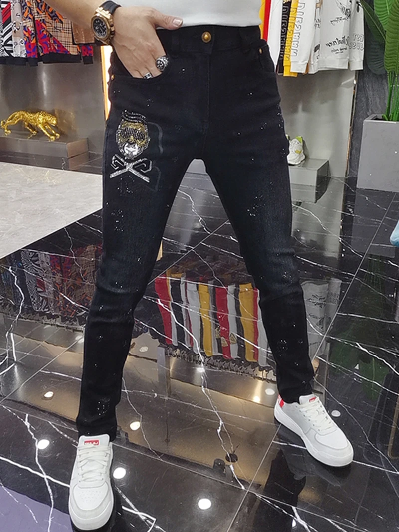Модные мужские джинсы Slim Fit из черного денима со стразами в корейском стиле, универсальные повседневные длинные брюки, осень 2025, модная коллекция
Модные мужские джинсы Slim Fit из черного денима со стразами в корейском стиле, универсальные повседневные длинные брюки, осень 2025, модная коллекция