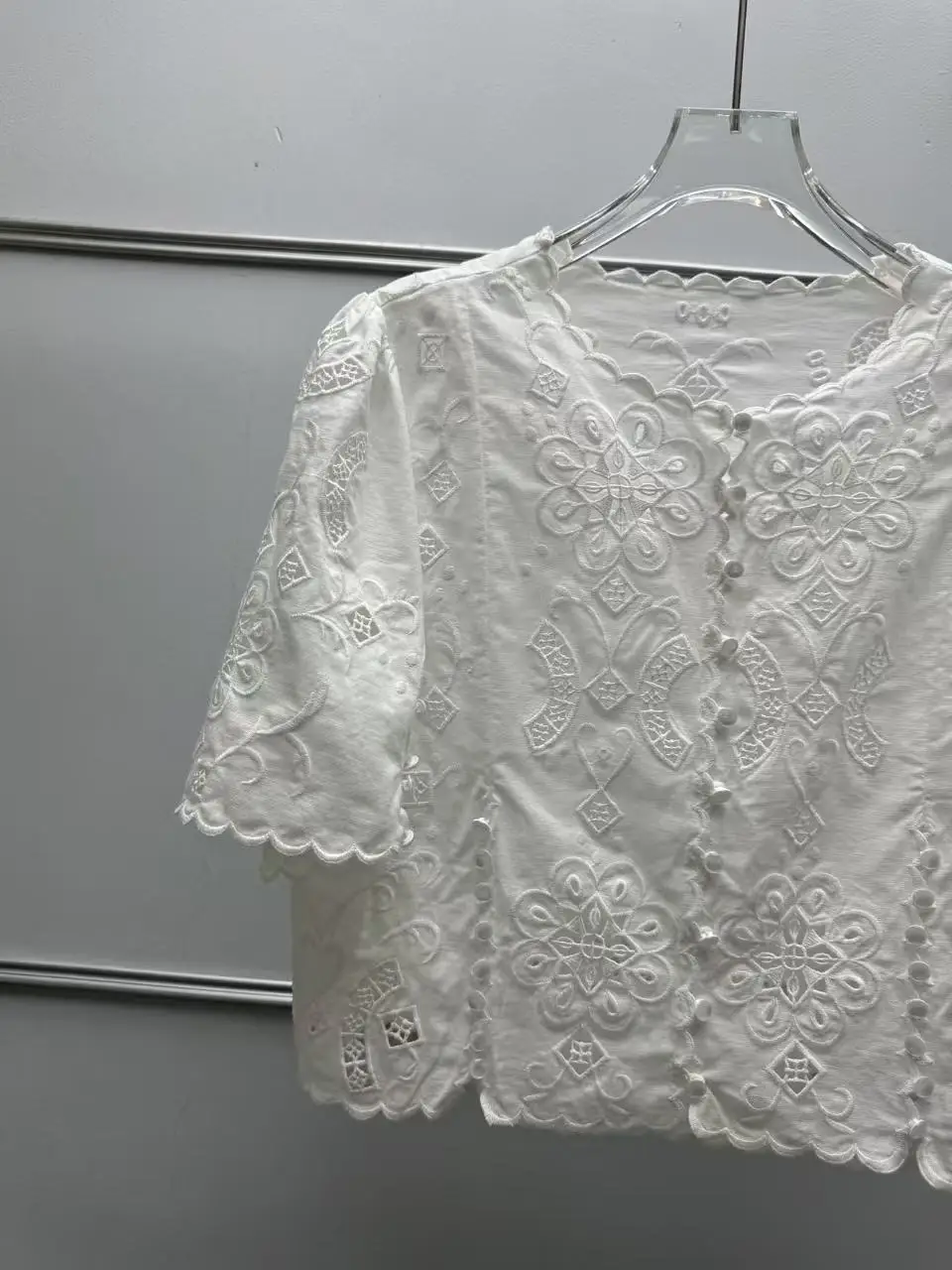 Spring/Summer Women O-Neck Hollow Floral Embroidery Solid Set Short Sleeve Single Breasted Shirt + Loose Elastic Waist Shorts
Spring/Summer Women O-Neck Hollow Floral Embroidery Solid Set Short Sleeve Single Breasted Shirt + Loose Elastic Waist Shorts