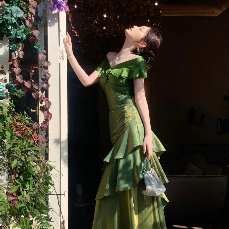 A green one-shoulder light luxury and niche coming-of-age dress
A green one-shoulder light luxury and niche coming-of-age dress
