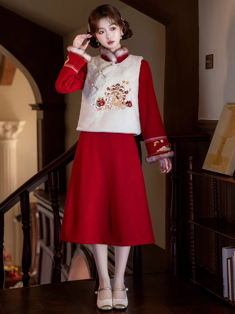 Red Embroidered Fce Lined Thiened New Year Suit Set Warm Vintage Sle mid Length Qipao Long Sve Winter Wear
Red Embroidered Fce Lined Thiened New Year Suit Set Warm Vintage Sle mid Length Qipao Long Sve Winter Wear
