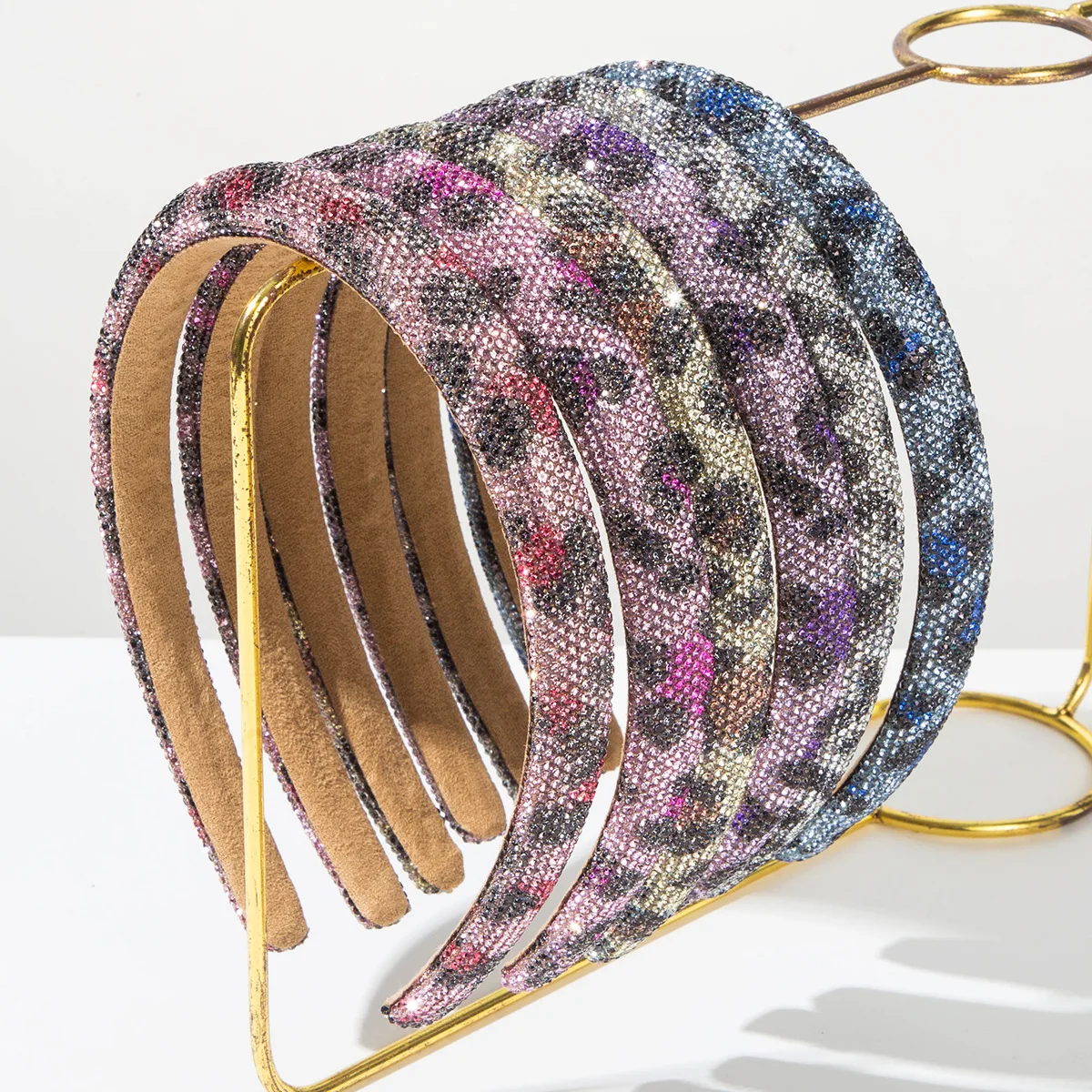 Random 2 Fashion new colors inlaid with diamond leopard pattern thin edge headband high sense super flash light luxury hair accessories
Random 2 Fashion new colors inlaid with diamond leopard pattern thin edge headband high sense super flash light luxury hair accessories