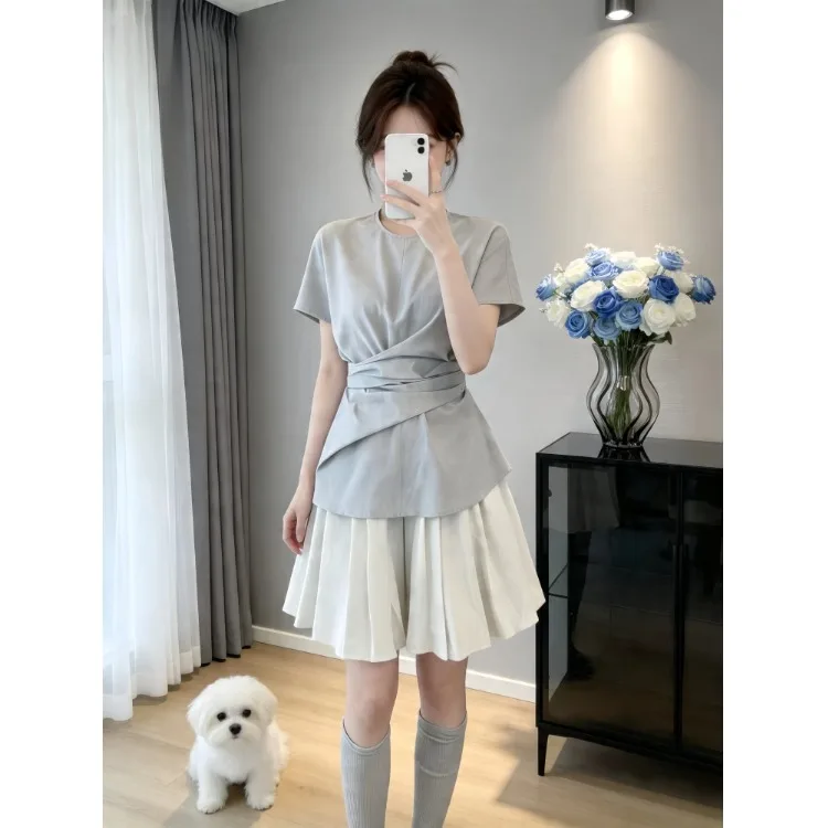 Unique Design Women's Summer 2026 Waist-Cinching Short Sleeve Top And Pleated Skirt Two-Piece Set Fashionable Chic Style
Unique Design Women's Summer 2026 Waist-Cinching Short Sleeve Top And Pleated Skirt Two-Piece Set Fashionable Chic Style