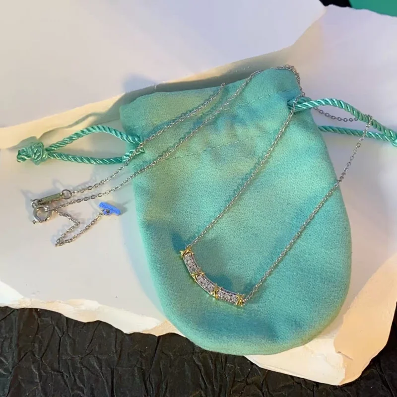 Модное двухцветное колье с крестом и бриллиантами, женское роскошное ювелирное украшение, универсальный дизайн чокера, новинка 2025 года
Модное двухцветное колье с крестом и бриллиантами, женское роскошное ювелирное украшение, универсальный дизайн чокера, новинка 2025 года