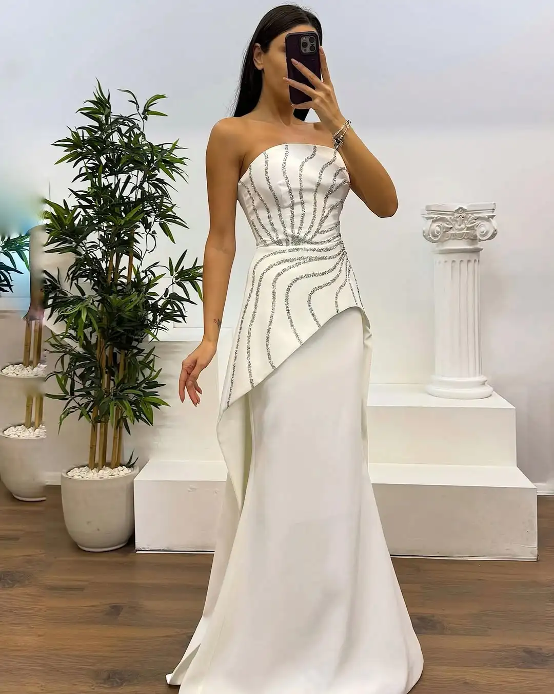 Elegant Strapless Formal Sleeveless Prom Dresses Crepe Evening Dresses High-Waisted Style with Fitted Silhouette Party Gowns
Elegant Strapless Formal Sleeveless Prom Dresses Crepe Evening Dresses High-Waisted Style with Fitted Silhouette Party Gowns