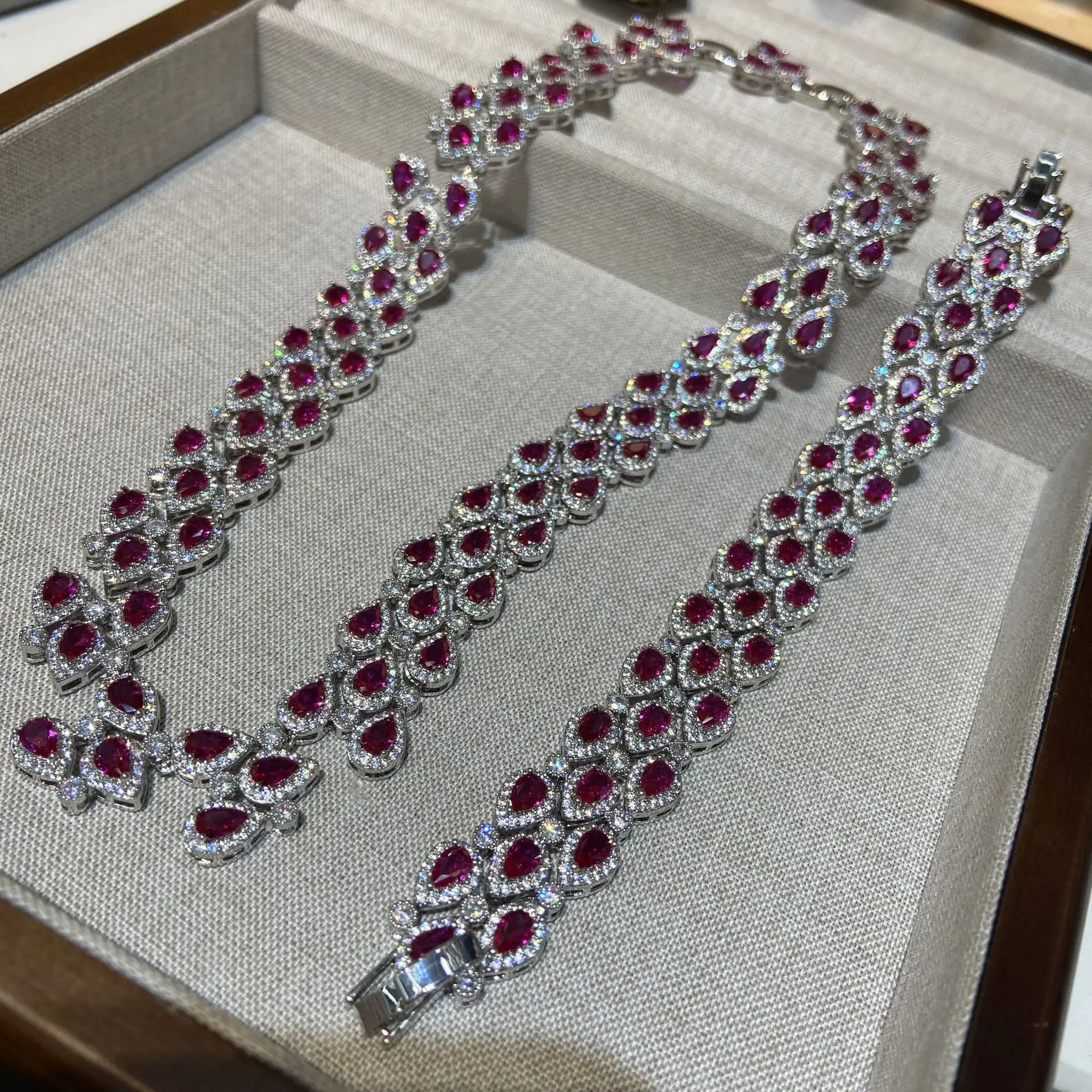 Luxury Unique Zircon Ruby Necklace Bracelet Fashion Woman Jewelry Sets High-Quality Dress Banquet Accessories High-Quality New
Luxury Unique Zircon Ruby Necklace Bracelet Fashion Woman Jewelry Sets High-Quality Dress Banquet Accessories High-Quality New
