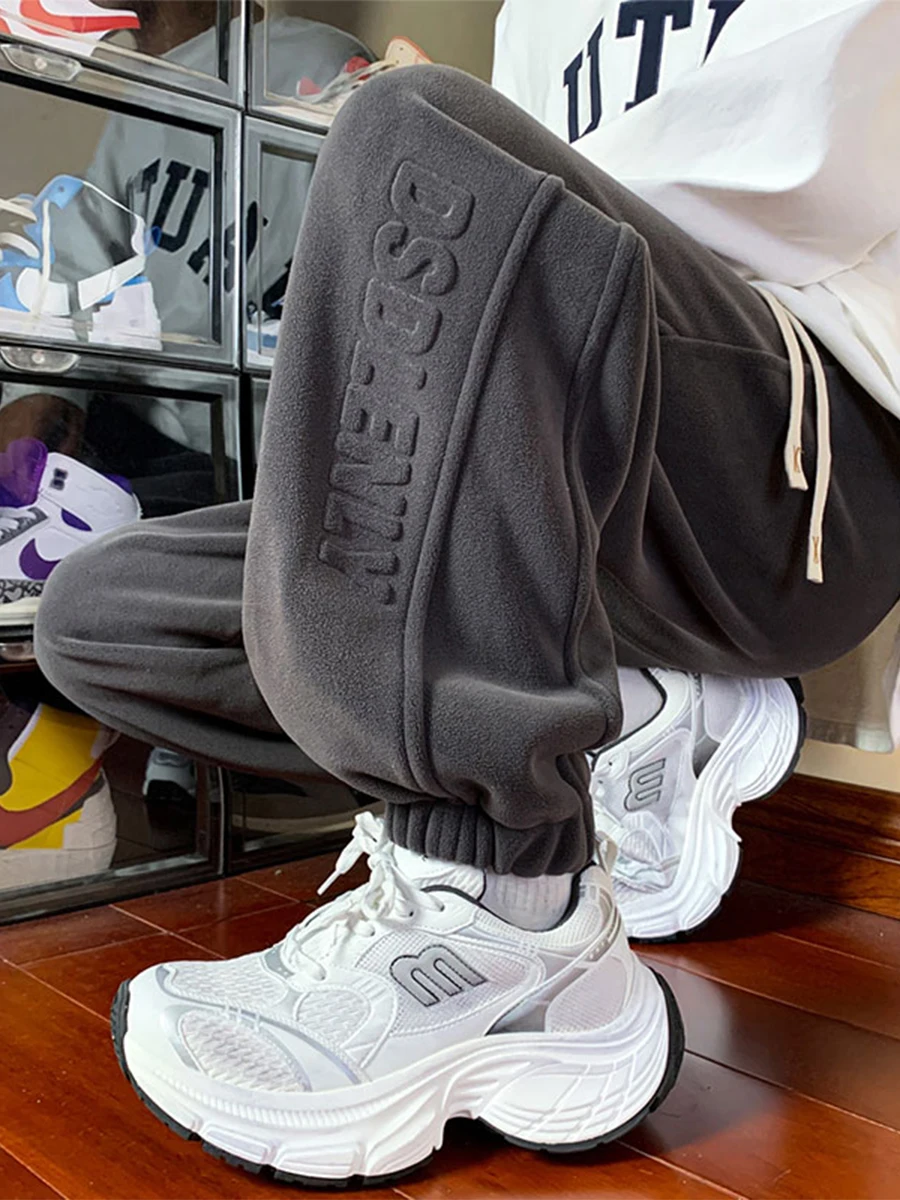 Мужские зимние повседневные брюки на флисовой подкладке, утепленные, свободного кроя, с эластичным поясом и застежкой на шнурке, из износостойкого полиэфирного волокна
Мужские зимние повседневные брюки на флисовой подкладке, утепленные, свободного кроя, с эластичным поясом и застежкой на шнурке, из износостойкого полиэфирного волокна