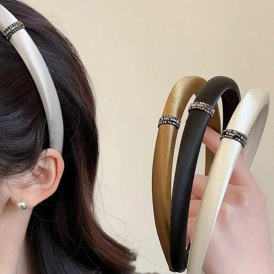 Satin Headband with Rhinestone Button Korean Style Volumizing Hair Band for Women Daily Work Versatile Elegant
Satin Headband with Rhinestone Button Korean Style Volumizing Hair Band for Women Daily Work Versatile Elegant