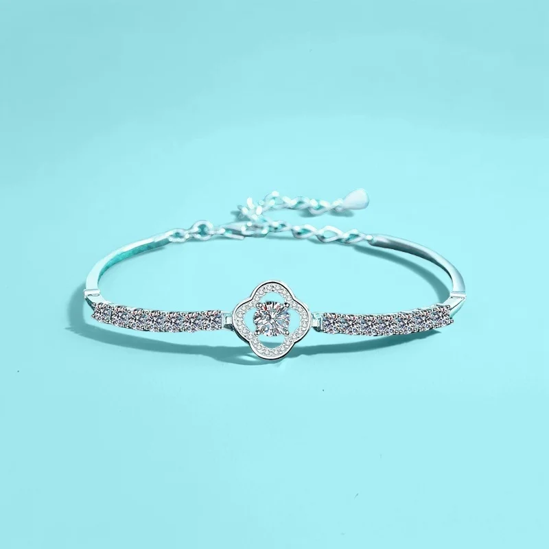 GBA Certified 1Ct D Color Moissanite Handmade Enamelled Clover Leaf Hollow Out Bracelet S925 Silver Korean Minimalist Gift Box
GBA Certified 1Ct D Color Moissanite Handmade Enamelled Clover Leaf Hollow Out Bracelet S925 Silver Korean Minimalist Gift Box