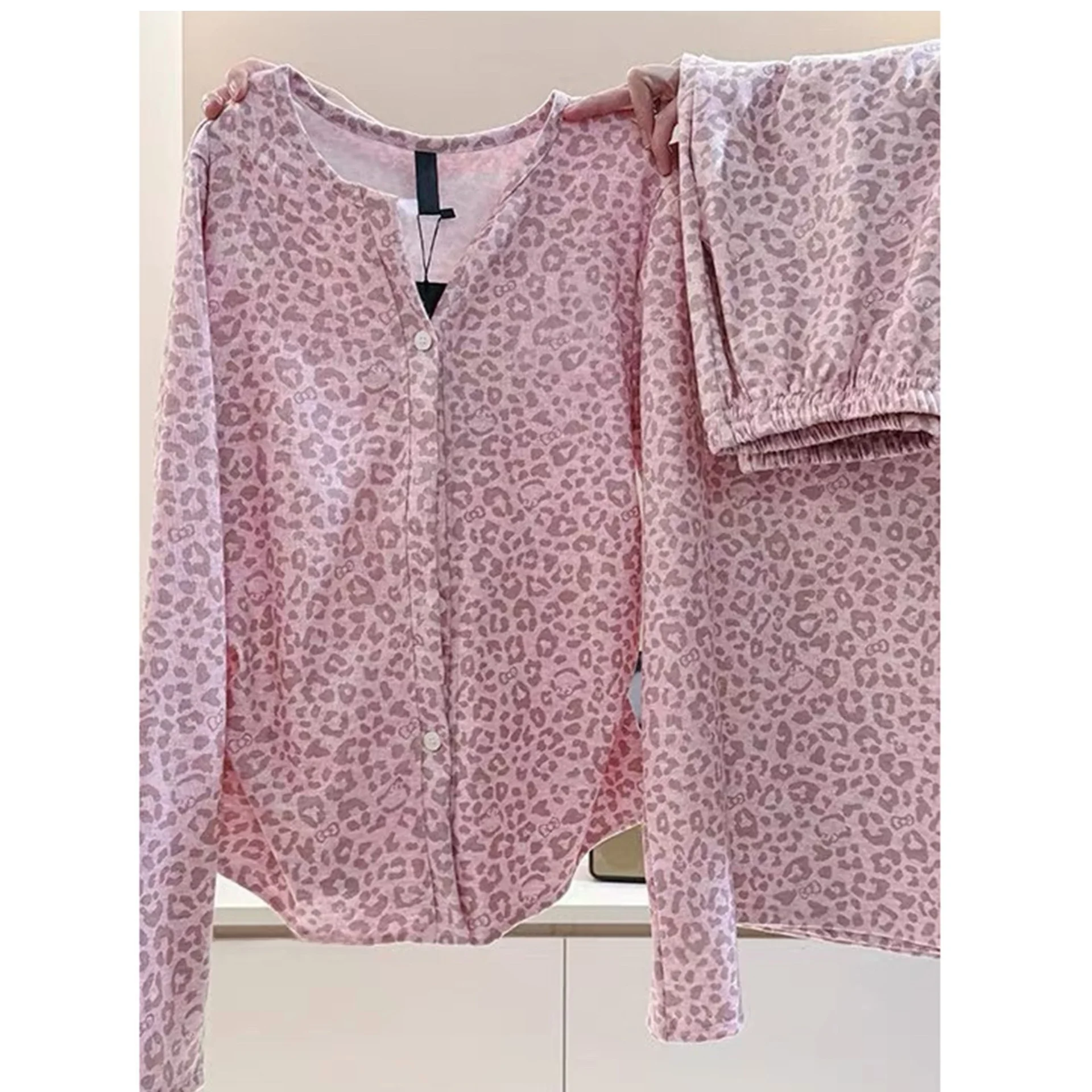 Elegant Leopard Print Women's Sleepwear Set Spring Autumn Wearable Home Clothes Long Sleeve Cloud Cotton Loose Fit Cardigan
Elegant Leopard Print Women's Sleepwear Set Spring Autumn Wearable Home Clothes Long Sleeve Cloud Cotton Loose Fit Cardigan