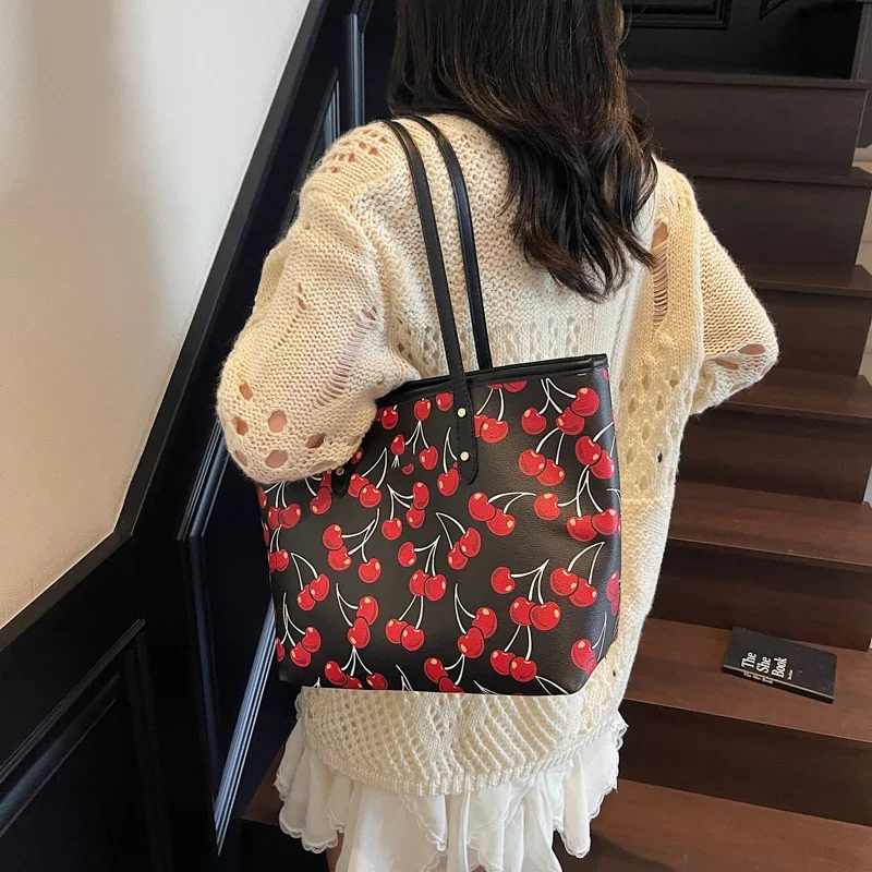 Женская сумка большой вместимости весны/лета 2024, новая модная и универсальная сумка через плечо, высококачественная большая сумка Le Sac Tote
Женская сумка большой вместимости весны/лета 2024, новая модная и универсальная сумка через плечо, высококачественная большая сумка Le Sac Tote