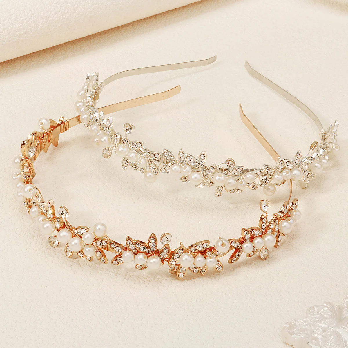 Модная свадебная корона из сплава в корейском стиле, женский головной убор с жемчугом и стразами, вечерние ювелирные аксессуары
Модная свадебная корона из сплава в корейском стиле, женский головной убор с жемчугом и стразами, вечерние ювелирные аксессуары