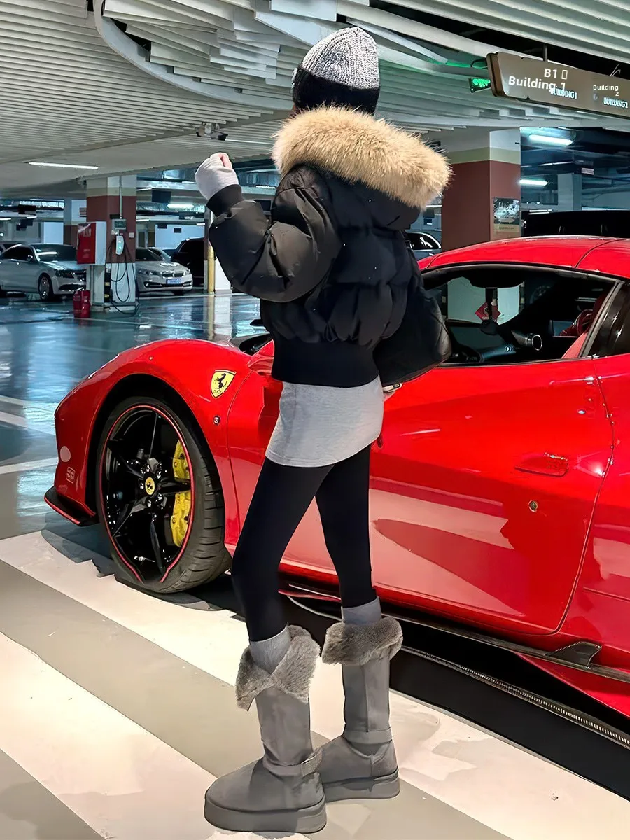 Корейская короткая пуховая куртка для женщин, зимнее пальто с 90% белым утиным пухом, большой меховой воротник, теплая, модная, черная верхняя одежда
Корейская короткая пуховая куртка для женщин, зимнее пальто с 90% белым утиным пухом, большой меховой воротник, теплая, модная, черная верхняя одежда