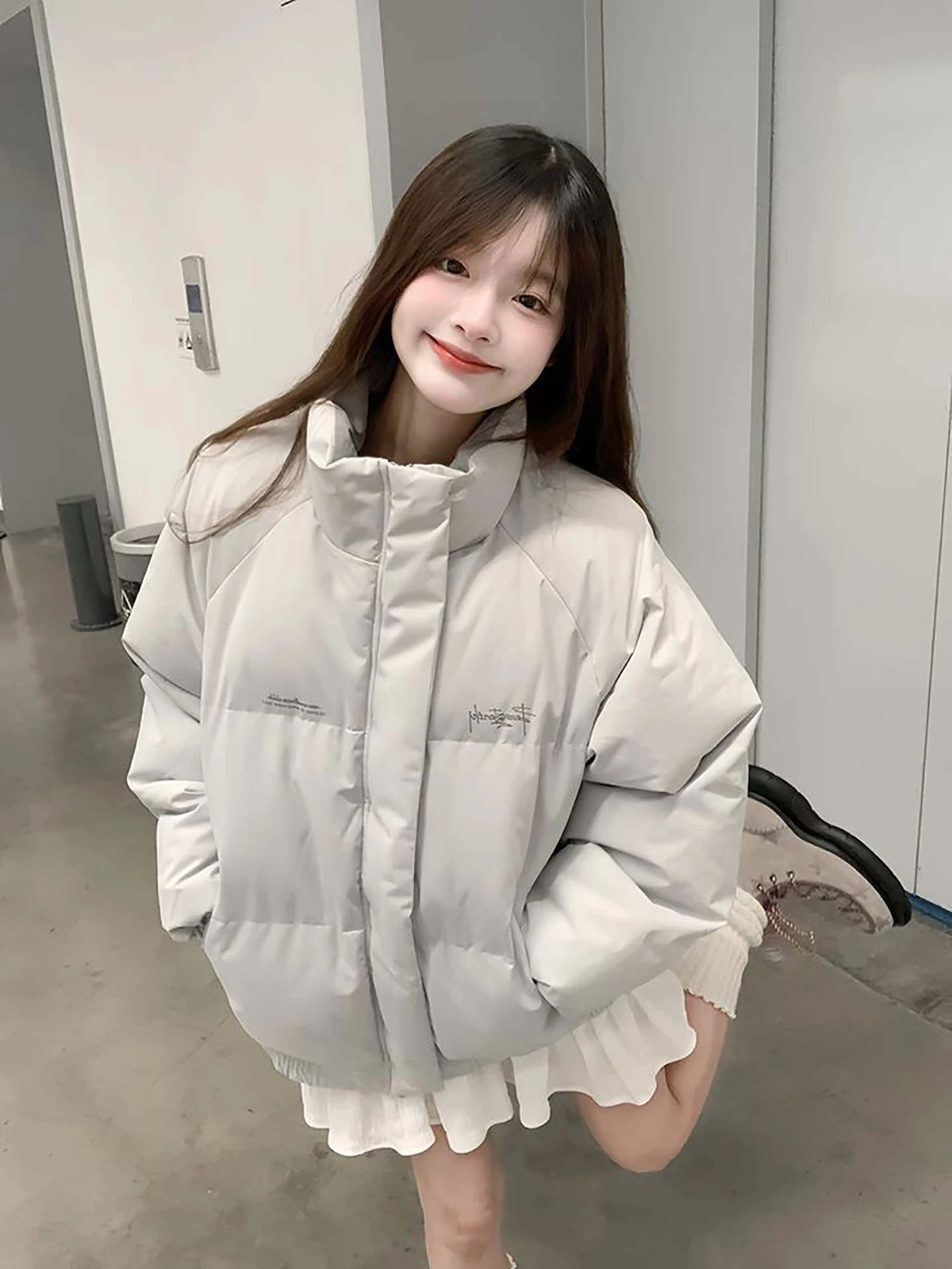Grey Thickened Winter Puffer Jacket with Letter Design Bread Style Cotton Coat for Women Casual Loose Fit Warm Stand Collar
Grey Thickened Winter Puffer Jacket with Letter Design Bread Style Cotton Coat for Women Casual Loose Fit Warm Stand Collar