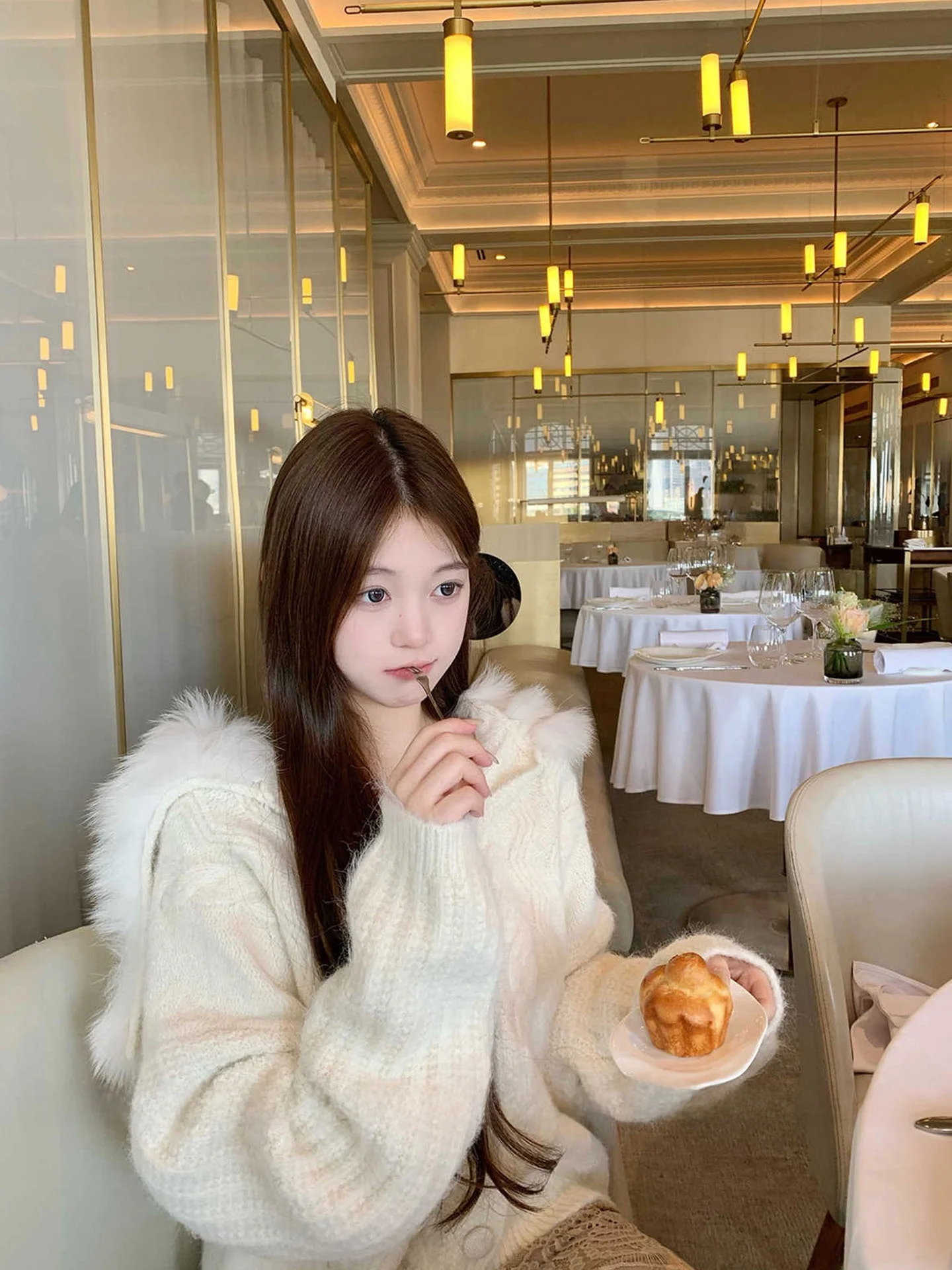 Белый утепленный вязаный свитер-пальто с длинными рукавами для женщин, повседневный свободный крой, осенне-зимний, премиум-класса, вязаный топ
Белый утепленный вязаный свитер-пальто с длинными рукавами для женщин, повседневный свободный крой, осенне-зимний, премиум-класса, вязаный топ