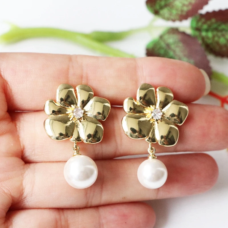 5Pair/Pearl Pendant Gold Color Flower Shaped Earrings Necklace For Women Fashion Personality Flower Earrings Party Daily Jewelry
5Pair/Pearl Pendant Gold Color Flower Shaped Earrings Necklace For Women Fashion Personality Flower Earrings Party Daily Jewelry