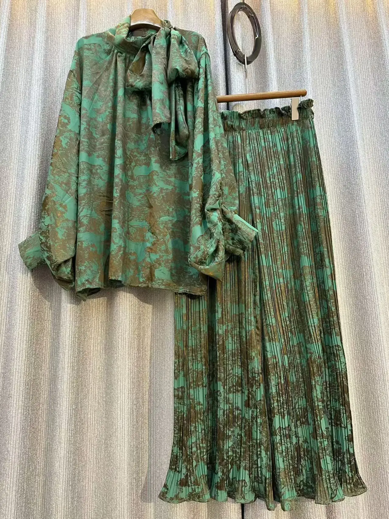 Новый зимний комплект Tie Dye Design из 2 предметов для женщин, воротник-стойка, топы с длинными рукавами, бандажные брюки со сборкой на талии, широкие брюки, мода
Новый зимний комплект Tie Dye Design из 2 предметов для женщин, воротник-стойка, топы с длинными рукавами, бандажные брюки со сборкой на талии, широкие брюки, мода