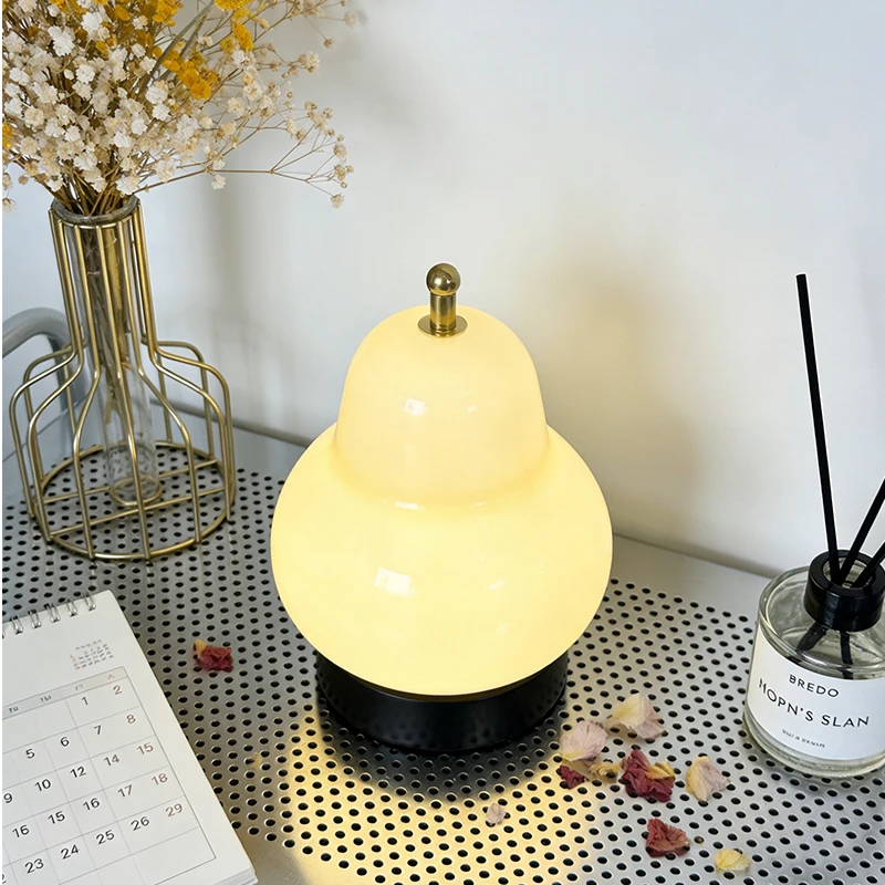 Настольная лампа из муранского стекла в форме груши, в стиле середины века, французская, кремовая, для спальни, прикроватная, для кабинета, гостиной, портативная, элитный подарок, атмосферная лампа
Настольная лампа из муранского стекла в форме груши, в стиле середины века, французская, кремовая, для спальни, прикроватная, для кабинета, гостиной, портативная, элитный подарок, атмосферная лампа