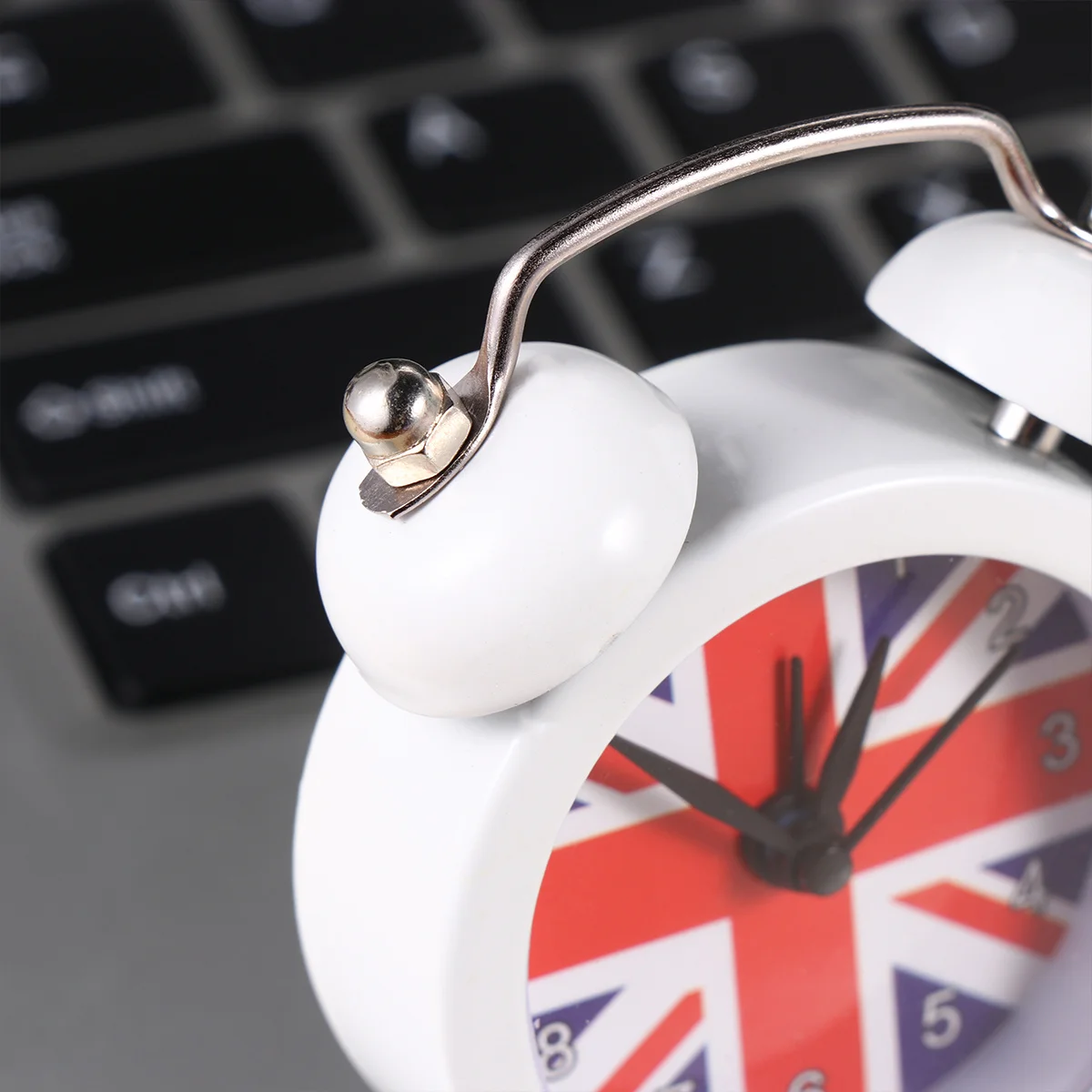 Union Flag Pattern Desktop Alarm Clock Red Silent Movement Bedside Time Display For Home Dorm Simple Wake-Up Device For Students
Union Flag Pattern Desktop Alarm Clock Red Silent Movement Bedside Time Display For Home Dorm Simple Wake-Up Device For Students