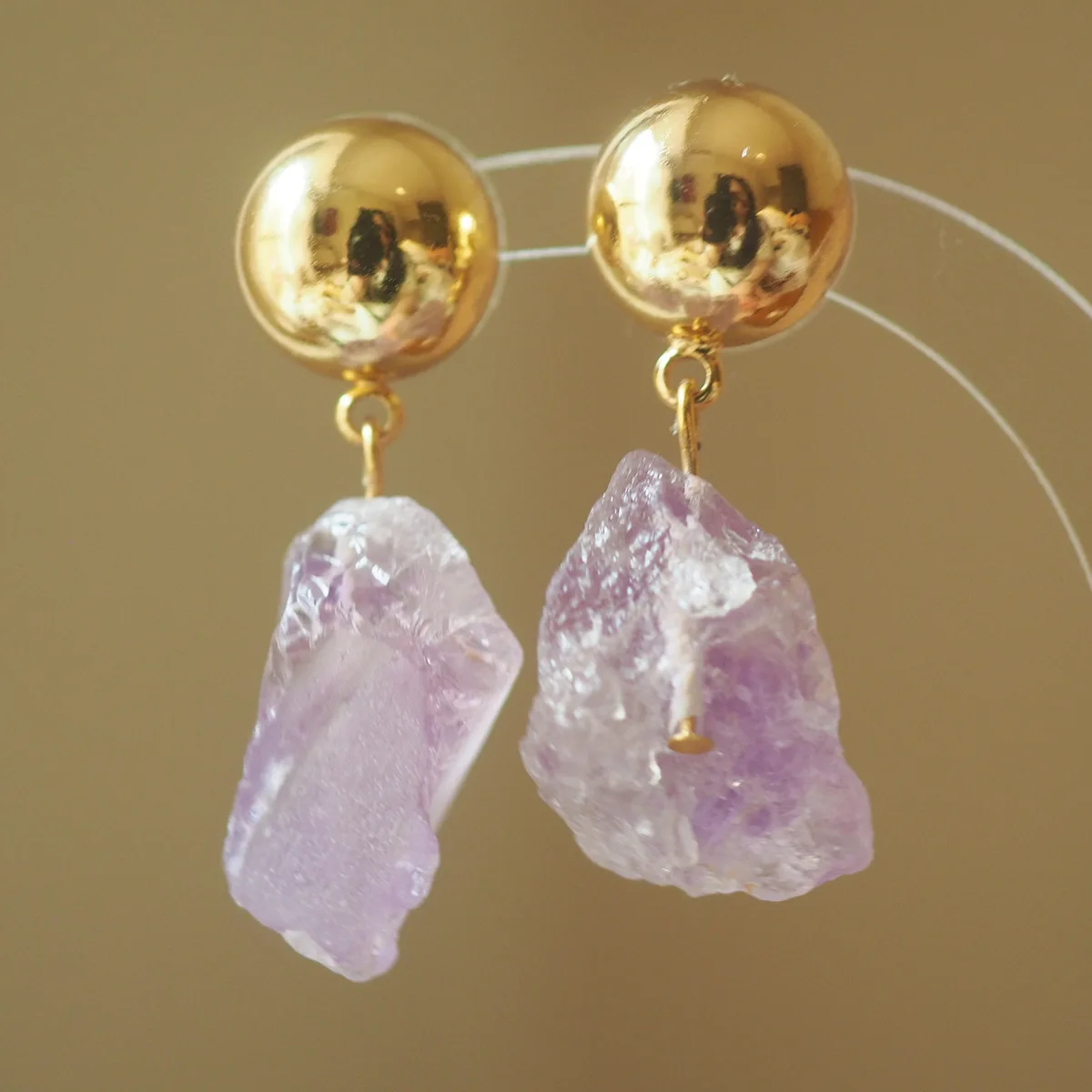Earrings and stud earrings made of amethyst and raw ore white crystal, with an European and American style and a vintage design
Earrings and stud earrings made of amethyst and raw ore white crystal, with an European and American style and a vintage design