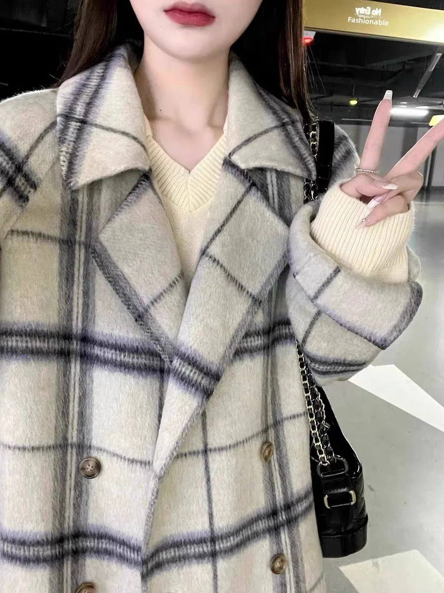 Winter Plaid Wool Cashmere Coat Women's Midi Length Korean Style High-End Feeling Woolen Outerwear Long Sleeve Suit Collar
Winter Plaid Wool Cashmere Coat Women's Midi Length Korean Style High-End Feeling Woolen Outerwear Long Sleeve Suit Collar