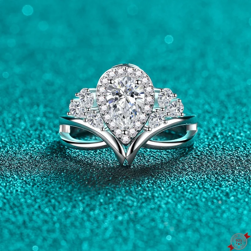 Серебряное кольцо S925 с муассанитом 1,0 карата для женщин, грушевидные V-образные цветы с покрытием Pt950, обручальные кольца, ювелирные изделия на день Святого Валентина, оптовая продажа
Серебряное кольцо S925 с муассанитом 1,0 карата для женщин, грушевидные V-образные цветы с покрытием Pt950, обручальные кольца, ювелирные изделия на день Святого Валентина, оптовая продажа