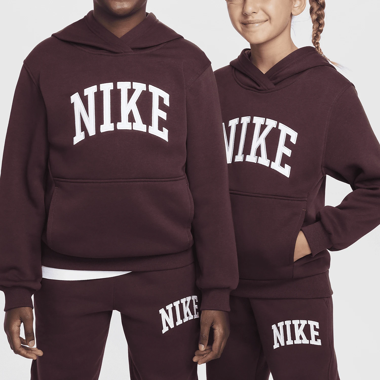 Официальная флисовая толстовка Nike с капюшоном и принтом для детей старшего возраста HJ3156-652
Официальная флисовая толстовка Nike с капюшоном и принтом для детей старшего возраста HJ3156-652