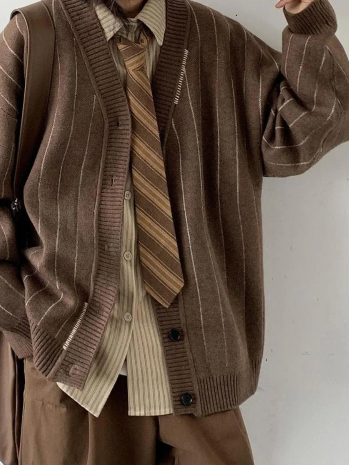 Ретро-кардиган в японском стиле с полосками, V-образным вырезом и длинными рукавами, модный городской стиль для подростков, осень-зима
Ретро-кардиган в японском стиле с полосками, V-образным вырезом и длинными рукавами, модный городской стиль для подростков, осень-зима